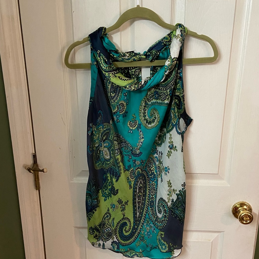 Multicolored sleeveless blouse.